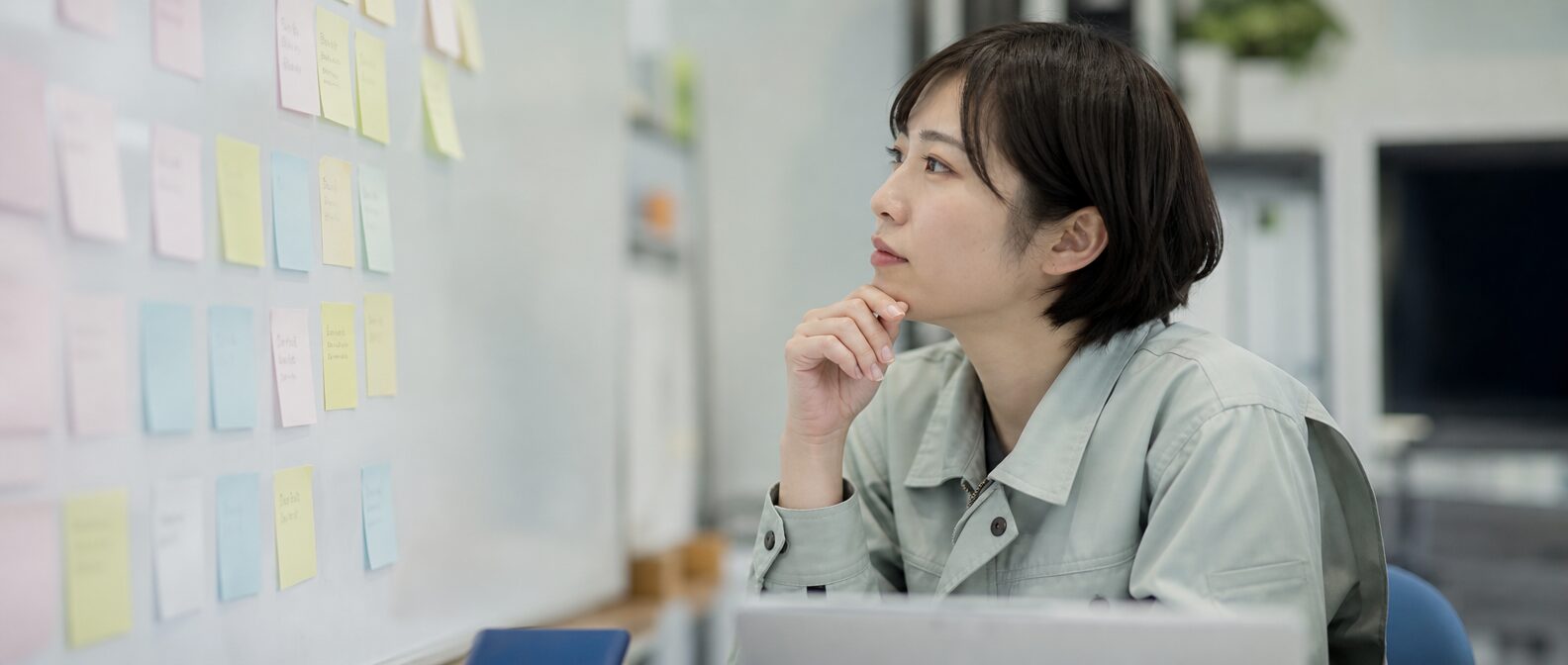 スケジュールの付箋を確認しているイメージ画像