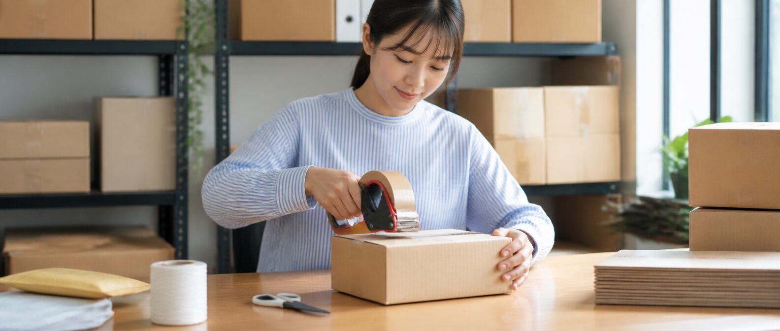 梱包作業をしているイメージ画像